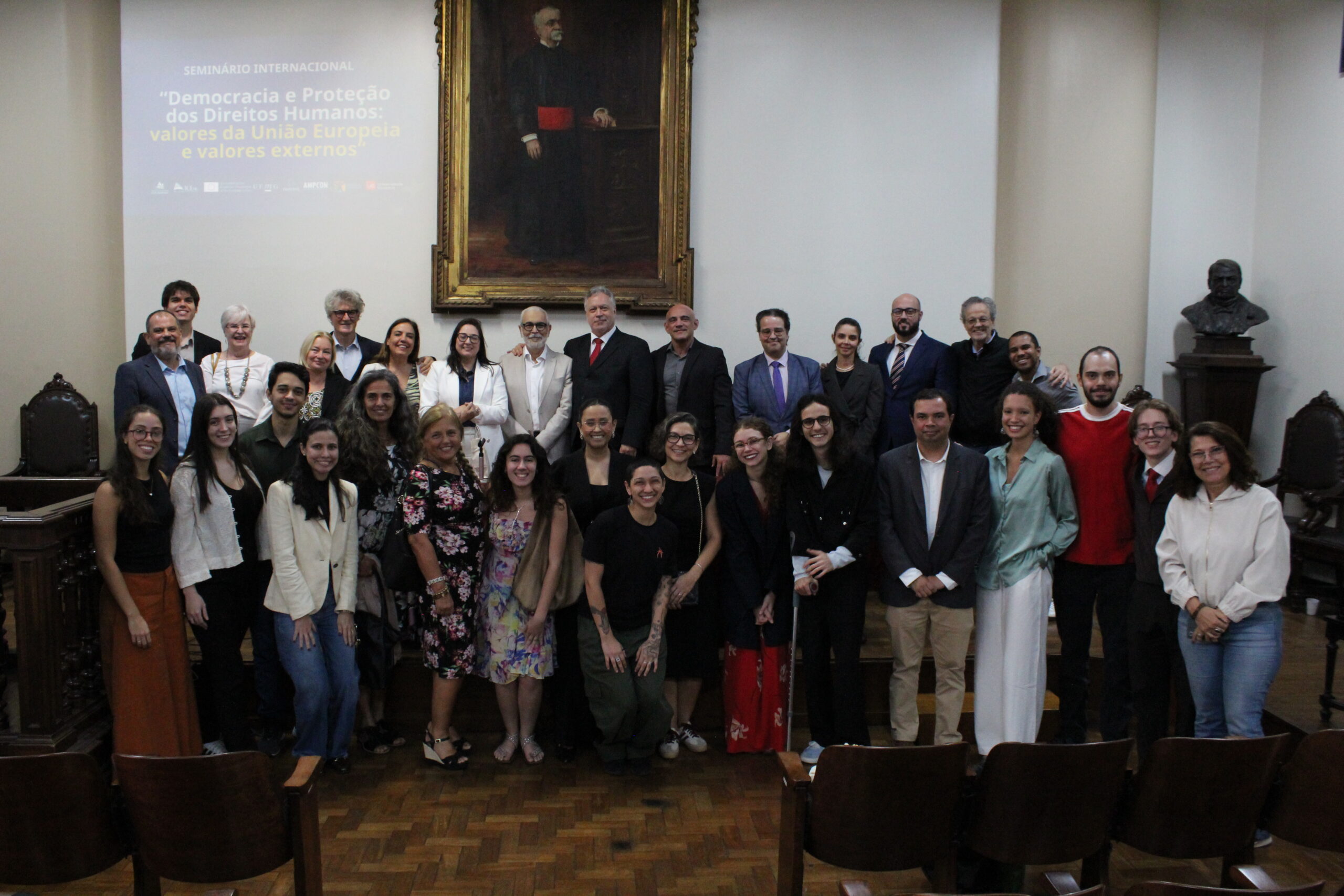 Imagem com os membros da equipe do CEJM-UFMG, professores visitantes e da Administração Central no Simpósio Internacional realizado em 2026.